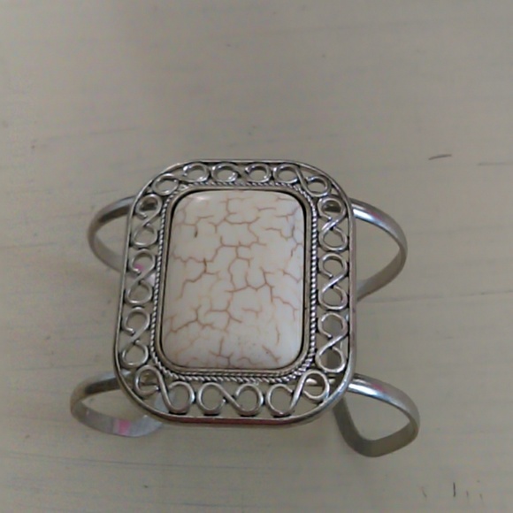 Cream colored cracked stone cuff bracelet - Picture 1 of 2